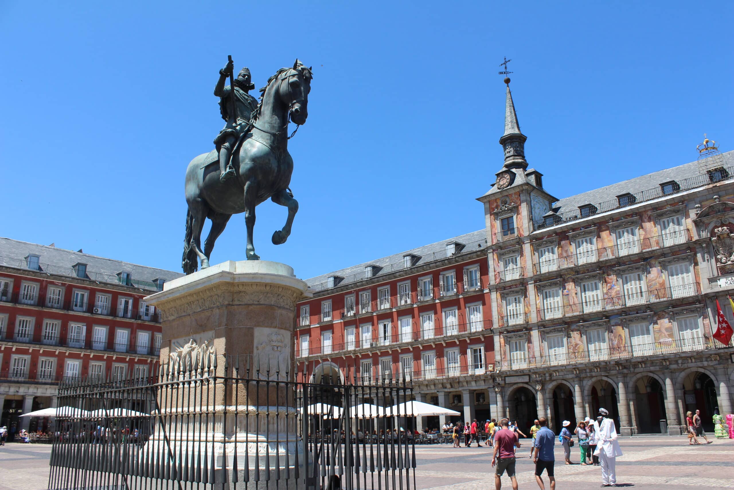 Students exploring Madrid, Barcelona and Rome